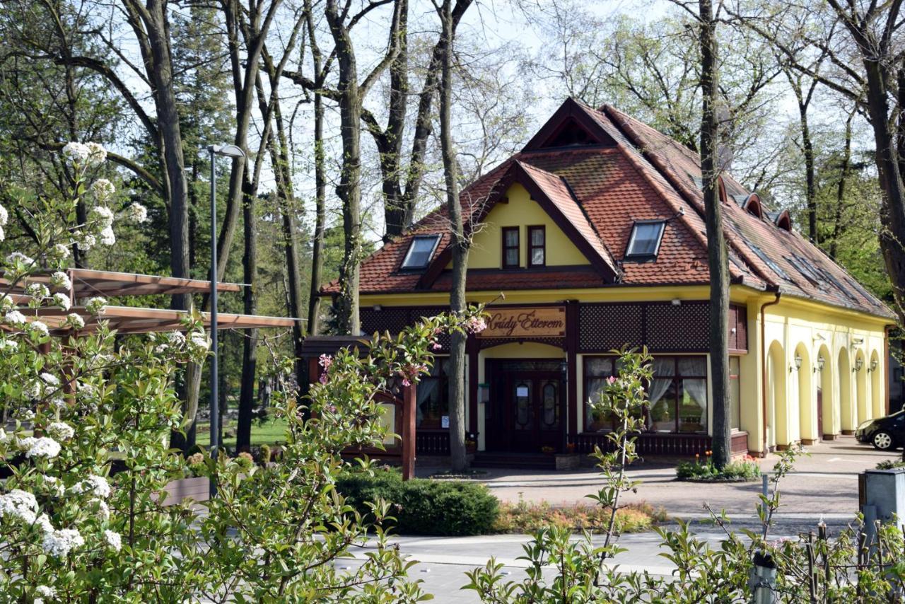 Villa Hotel Debrecen Esterno foto